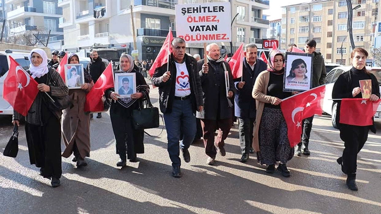 Diyarbakır annelerinden terör örgütüne tepki: Evlatlarımızı HDP ile PKK'ya bırakmıyoruz