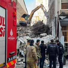 Kadıköy'de bir bina, kontrollü yıkımı yapılırken kısmen çöktü