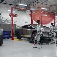 Tesla fabrikasında şoke eden olay... Robotlar çalışanlara saldırdı