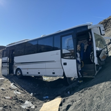 Diyarbakır'da yolcu otobüsü yamaca çarptı: 27 kişi yaralandı