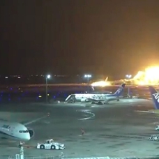 Tokyo'da havalimanında 2 uçak çarpıştı 