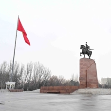 Kırgızistan'da tasarımında değişiklik yapılan ulusal bayrak, Bişkek'te göndere çekildi