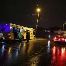 İETT otobüsü park halindeki araçlara çarptı