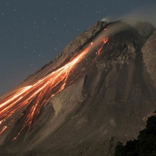 Endonezya'daki Marapi Yanardağı'nın patlama anı ve kül yağmuru görüntülendi