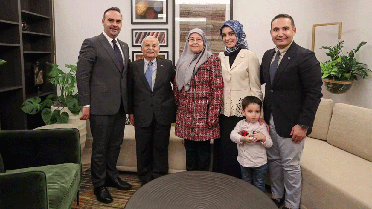 Gezeravcı'nın ailesiyle görüşen Bakan Kacır: Türk gençleri için yeni bir döneme geçiyoruz