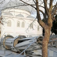 İzmir'de fırtına minareyi yıktı