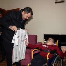 İBB Başkan adayı Kurum, 11 yaşındaki engelli Furkan Tan'ı evinde ziyaret etti