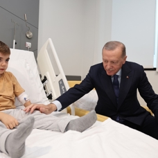 Başkan Erdoğan, İzmir Şehir Hastanesi'nde tedavi gören çocukları ziyaret etti