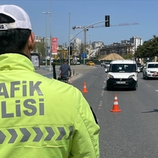 Trafiği tehlikeye atan sürücüye 16 bin lira para cezası verildi