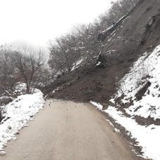 Karabük'te heyelan nedeniyle köy yolu ulaşıma kapandı