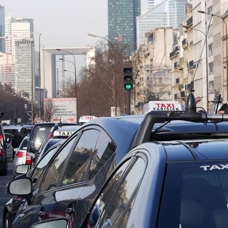 Fransa'da sosyal güvenlik yasasını protesto eden taksiciler eylem yaptı