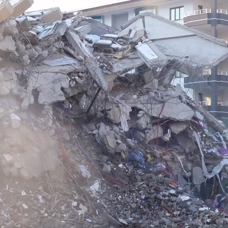 Malatya'da ağır hasarlı apartmanın yıkımına başlandı