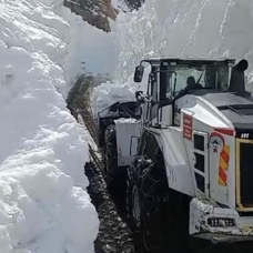 Yüksekova'da kardan 8 metrelik tüneller açıldı 