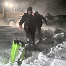 Ardahan-Göle kara yolunda kar nedeniyle mahsur kalan 27 araç kurtarıldı