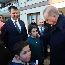 Başkan Erdoğan'dan depremzede aileye ziyaret: Hayatını kaybedenler için dua etti 