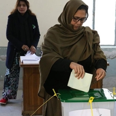 Oy verme işleminin devam ettiği Pakistan'da telefon ve internet hizmetleri askıya alındı