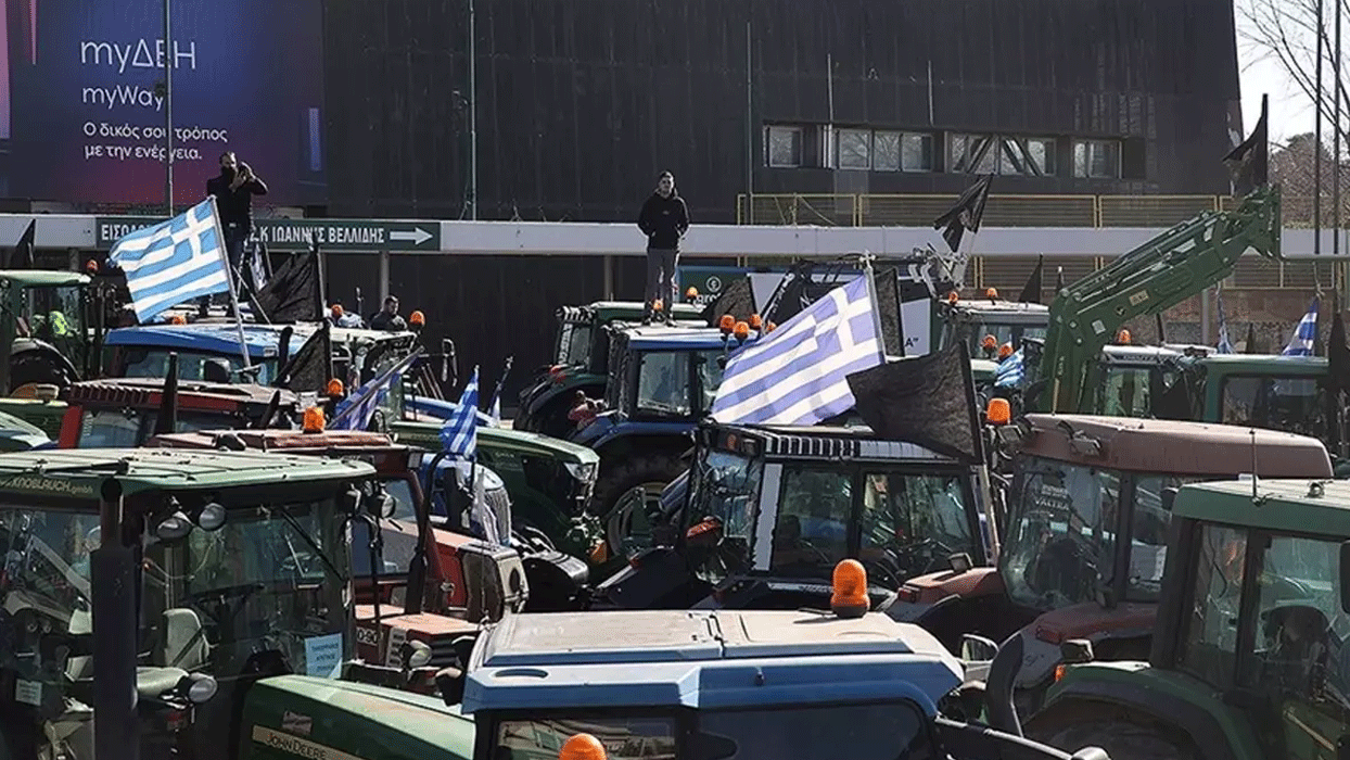 Yunanistan'da çiftçiler yol kapattı