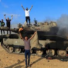 Hizbullah, İsrail tankını füzeyle vurdu