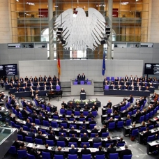 Alman İstihbarat Başkanı Bruno Kahl Komisyon toplantısında gizli evrak unuttu 