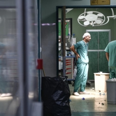 İşgalci İsrail güçleri Nasır Hastanesi'ne ateş açtı: 2 kişi hayatını kaybetti