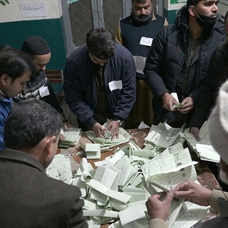 Pakistan seçimlerini tutuklu eski Başbakan İmran Han destekli bağımsızlar birinci sırada tamamladı