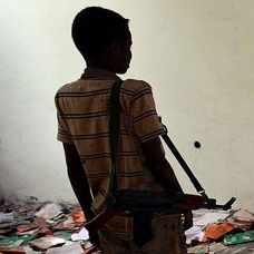 Silahlı çatışmaların ortasında büyüyen çocuk askerler