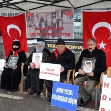 Muşlu aileler HDP önündeki eylemlerini sürdürüyor