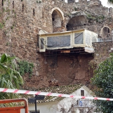 Antalya'da sağanak tarihi surlara zarar verdi