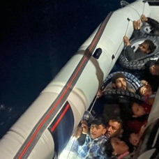 Batmak üzere olan bottaki düzensiz göçmenler kurtarıldı