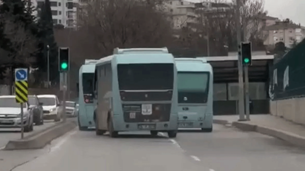 İstanbul'da trafikte yarışan 3 minibüs sürücüsüne ceza kesildi
