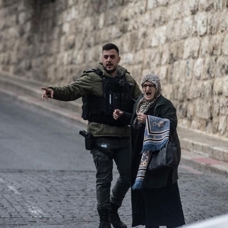 İsrail polisi cuma namazında Filistinlilerin Mescid-i Aksa'ya girişini engelledi