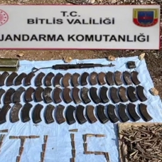 Bitlis'te PKK'lı teröristlerce araziye gizlenmiş silah ve mühimmat ele geçirildi
