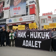 CHP'de yerel seçim krizi büyüyor! İl binası önünde protesto yapıldı