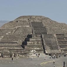 Meksika'nın gizemini koruyan Teotihuacan piramitlerine ziyaretçi akını