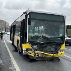 Otomobil İETT otobüsüne çarptı: Yaralılar var!