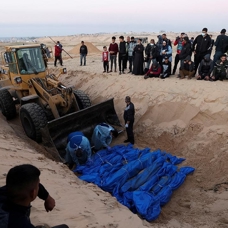 İşgalci İsrail'in teslim ettiği 47 Filistinlinin cenazesi Gazze'de toplu mezara defnedildi