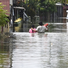 Endonezya'da sel ve toprak kayması sonucu hayatını kaybedenlerin sayısı 21'e yükseldi