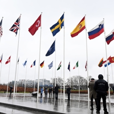 NATO'nun 32. üyesi: İsveç bayrağı, Türk bayrağının yanında göndere çekildi