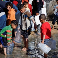 Gazze'de katliam boyut değiştirdi: Kişi başına düşen su miktarı 90 litreden 2 litreye indi 