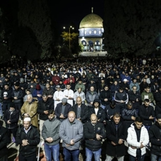 İsrail'e rağmen Mescid-i Aksa'da teravih için 35 bin Müslüman saf tuttu 