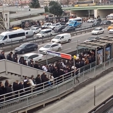 İstanbul'da metrobüs çilesi! İftar öncesi vatandaşlar mağdur oldu