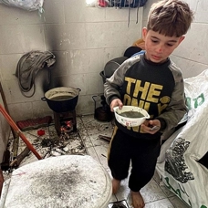Gazze'de bir hastaneye sığınan Filistinli aile, yer olmadığı için yemeklerini banyoda pişiriyor