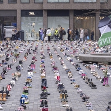 Hollanda'da İsrail'in Gazze'ye saldırılarında ölen çocuklar anısına binlerce ayakkabı sergilendi
