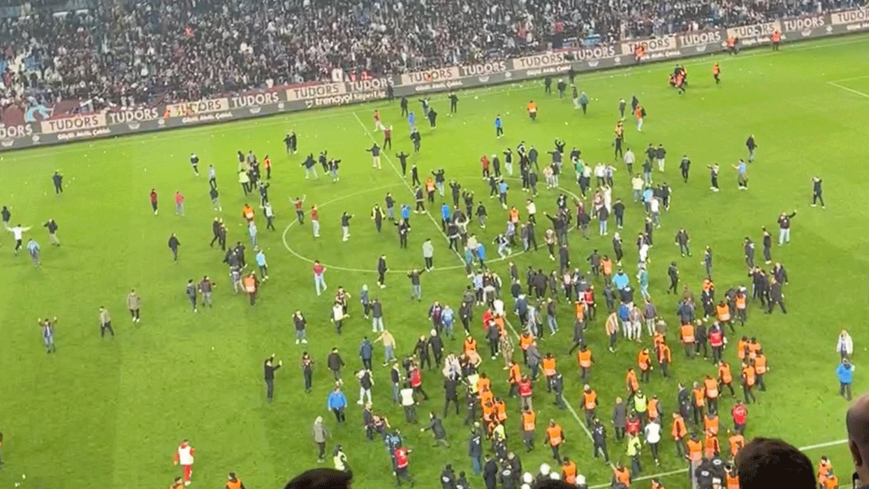 Trabzon'da olaylı maç sonrası sahaya giren 4 kişi tutuklandı 