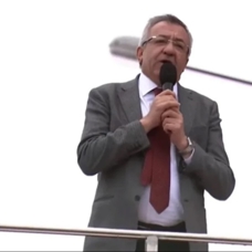 CHP'de yine kriz: Genel başkanını böyle sahneye çağırdı! "Çırağım Özgür"
