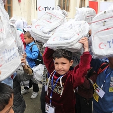 TİKA'dan Afganistan'da ilkokul öğrencilerine 3 bin çanta desteği