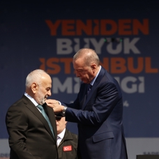 YRP'den istifa etmişti! Rozetini Başkan Erdoğan taktı