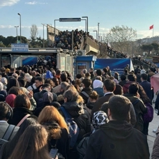 Altunizade'de metrobüs arızası nedeniyle yoğunluk oluştu