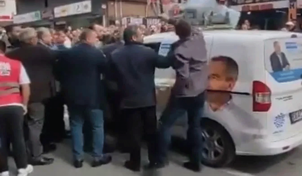 İstanbul'da CHP vandallığı! Parti aracının önünü kesip sürücüyü dövdüler