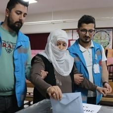 Engelli ve hasta seçmenler ekiplerin yardımıyla oy kullanıyor